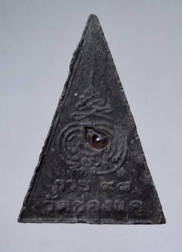 พระผงหลวงพ่อพรหม วัดช่องแค จ.นครสวรรค์ รุ่นรวย๙๘ ฝังพลอยแดง