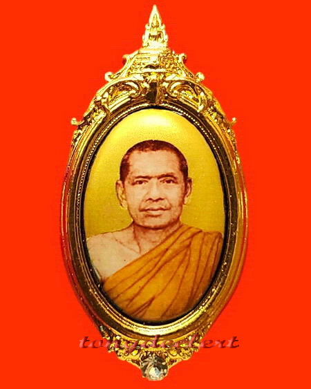 ล็อกเก็ตหลวงพ่อฤาษีลิงดำ วัดท่าซุง กะไหล่ทองประดับเพชร สวยมากค่ะ