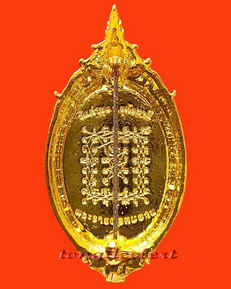 ล็อกเก็ตหลวงพ่อฤาษีลิงดำ วัดท่าซุง กะไหล่ทองประดับเพชร สวยมากค่ะ