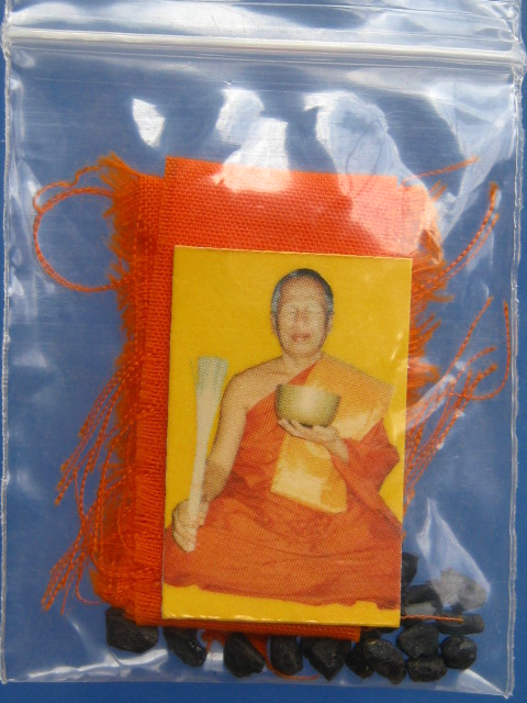 รูปถ่าย+จีวร+หิน หลวงพ่ออุทัย วัดเกาะตาพุด จ.ราชบุรี