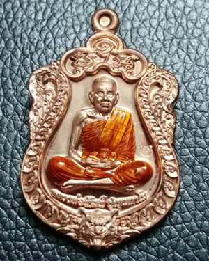 เหรียญเสมา หลวงพ่อพัฒน์ วัดห้วยด้วน นครสวรรค์ รุ่น สยบไพรีพินาศ เนื้อทองแดง ลงยาจีวร เลข 6588 พร้อมก