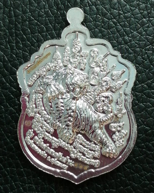 เหรียญเสมาหัวเสือ รุ่น "พยัคฆ์แสนพันล้าน" หลวงปู่แสน วัดบ้านหนองจิก ปี 2562 เนื้อเปียกเงิน ลงยา 3 สี