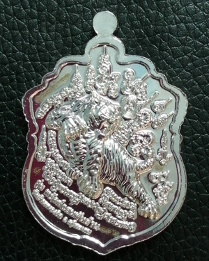 เหรียญเสมาหัวเสือ รุ่น "พยัคฆ์แสนพันล้าน" หลวงปู่แสน วัดบ้านหนองจิก ปี 2562 เนื้อเปียกเงิน ลงยา 3 สี