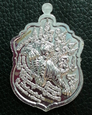 เหรียญเสมาหัวเสือ รุ่น "พยัคฆ์แสนพันล้าน" หลวงปู่แสน วัดบ้านหนองจิก ปี 2562 เนื้อเปียกเงิน ลงยา 3 สี