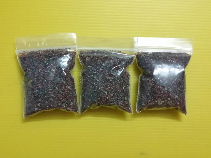 เศษพลอยโกเมนพม่าแท้ธรรมชาติ น้ำหนัก 100 กรัม จำนวน 3 ถุง (300 กรัม)
