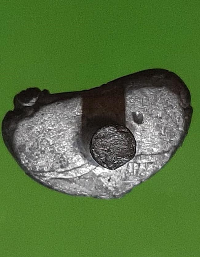 พระยอดธง เนื้อตะกั่ว สวยคมชัด ไม่ทราบที่ ตอกโค้ดใต้ยันต์นะ