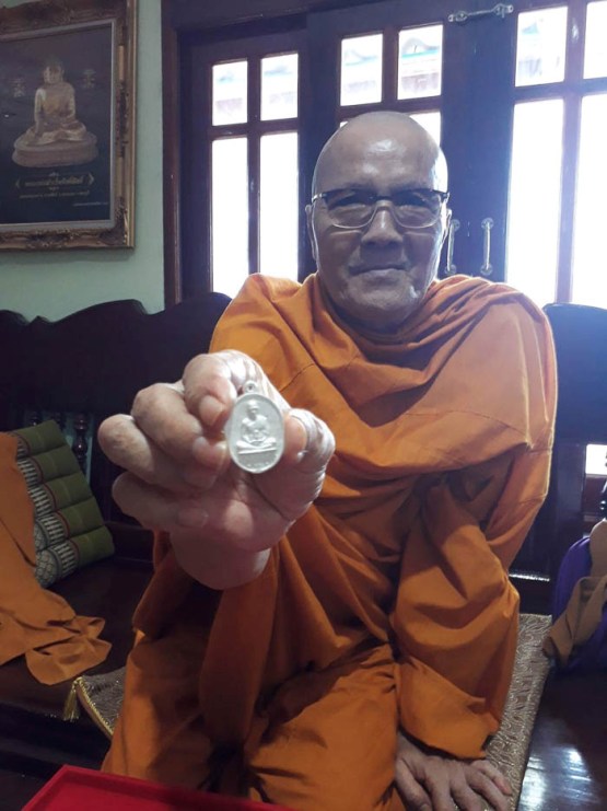 เหรียญหล่อโบราณรูปไข่ รศ.236 รุ่นแรก หลวงพ่อทอง วัดบ้านไร่ ปี2560 ทองทิพย์ไม่ล้างผิว เลข710+กล่อง