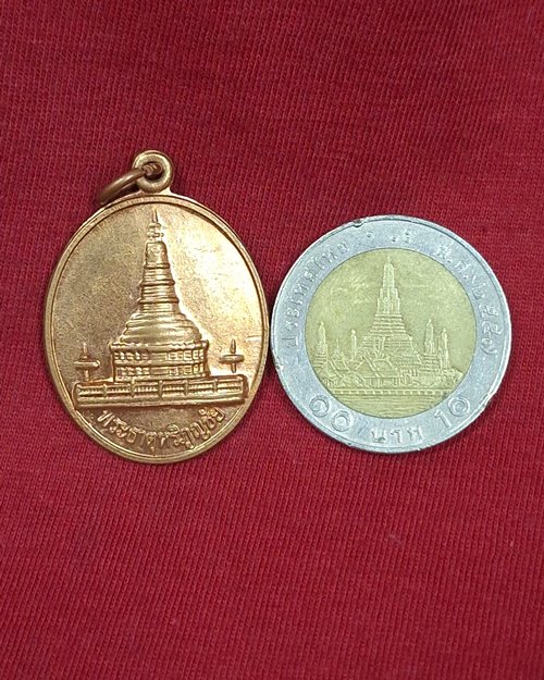 เหรียญพระธาตุหริภุญชัย หลังปีระกา วัดพระธาตุหริภุญชัย จ.ลำพูน เนื้อทองแดงผิวไฟ