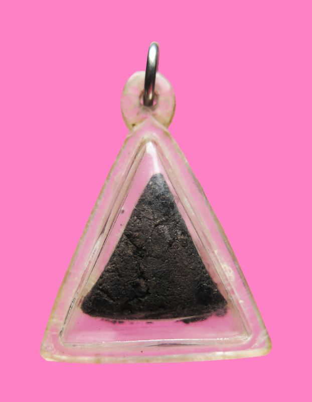 พระพิมพ์สามเหลี่ยม เลี่ยมแล้ว