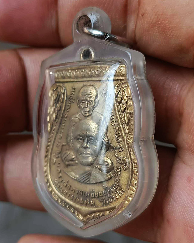 เหรียญหลวงปู่ทวด สภาพเลี่ยมพร้อมใช้ หลังแกะกรอบทองขายได้กำไรแล้ว