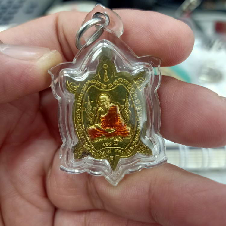 เหรียญเต่าพระแก้วมรกต เงินไหลมา หลวงปู่แสน วัดบ้านหนองจิก จ.ศรีสะเกษ อายุ 111 ปี เนื้อทองฝาบาตรลงยา 