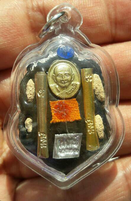 กะลาแกะ หลวงปู่หงษ์ พรหมปัญโญ ด้านหลังจัดเต็ม วัดเพชรบุรี จ.สุรินทร์ เลี่ยมหนาๆ เคาะเดียว