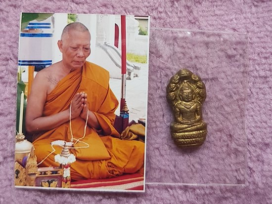 ปรกใบมะขาม หลวงพ่อสาคร วัดหนองกรับ ปลุกเสก ปี 2553 เนื้อทองเหลือง พร้อมรูปถ่ายในซองเดิม