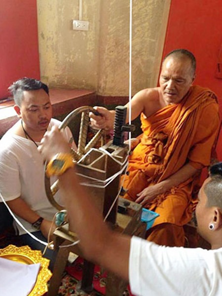 พระผงดวงเศรษฐี หลวงพ่อทอง สุทธสีโล รุ่น ทองทวีคูณ เนื้อว่าน๑๐๘ ฝังแผ่นโค๊ตเงิน หมายเลข ๒๒๒๐ พร้อมกล่