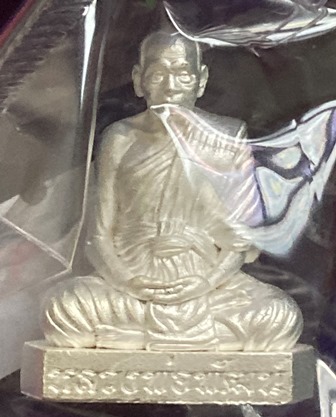 รูปหล่อก้นระฆัง 100 ปี หลวงพ่อพัฒน์ เนื้อชุบเงิน พ่นทราย หมายเลข ๘๙๑ พร้อมกล่อง