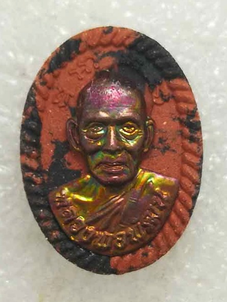 พระผงดวงรวยชนะจน หลวงพ่อพัฒน์ วัดห้วยด้วน จ.นครสวรรค์ เนื้อผงพุทธคุณ หน้ากากทองแดง หมายเลข ๙๒๘ พร้อม