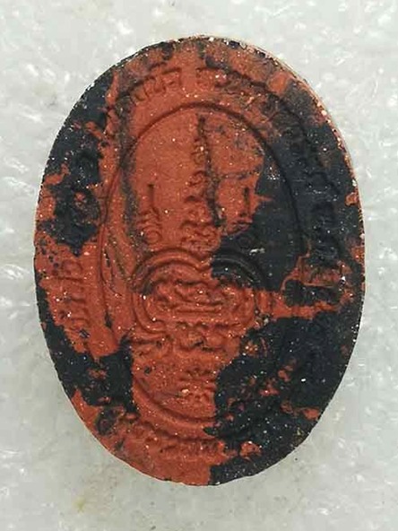 พระผงดวงรวยชนะจน หลวงพ่อพัฒน์ วัดห้วยด้วน จ.นครสวรรค์ เนื้อผงพุทธคุณ หน้ากากทองแดง หมายเลข ๙๒๘ พร้อม