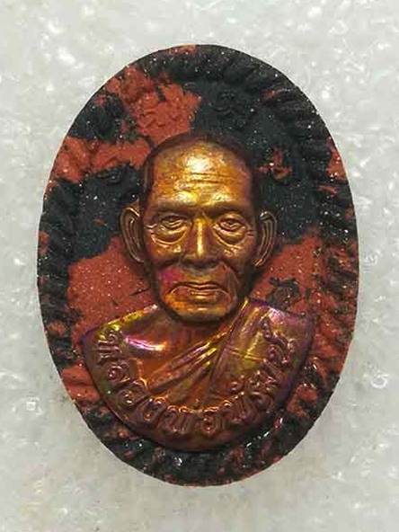 พระผงดวงรวยชนะจน หลวงพ่อพัฒน์ วัดห้วยด้วน จ.นครสวรรค์ เนื้อผงพุทธคุณ หน้ากากทองแดง หมายเลข ๑๒๙๔ 