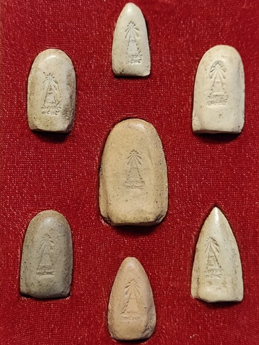  วัดพระธาตุหริภุญไชย ลำพูน พระเนื้อดิน ปี 35 ครบ 7 พิมพ์