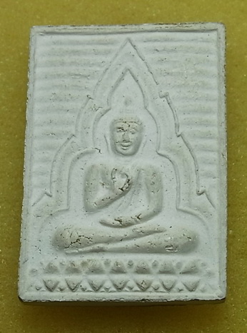 พระผงสี่เหลี่ยมหลังพลอย