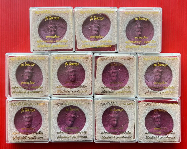 เคาะเดียว 200.- รับพระ11 องค์ จตุคามรามเทพ รุ่นโคตรรวย พ.ศ.2550 เนื้อว่าน ขนาด 5 CM. พร้อมกล่องเดิม
