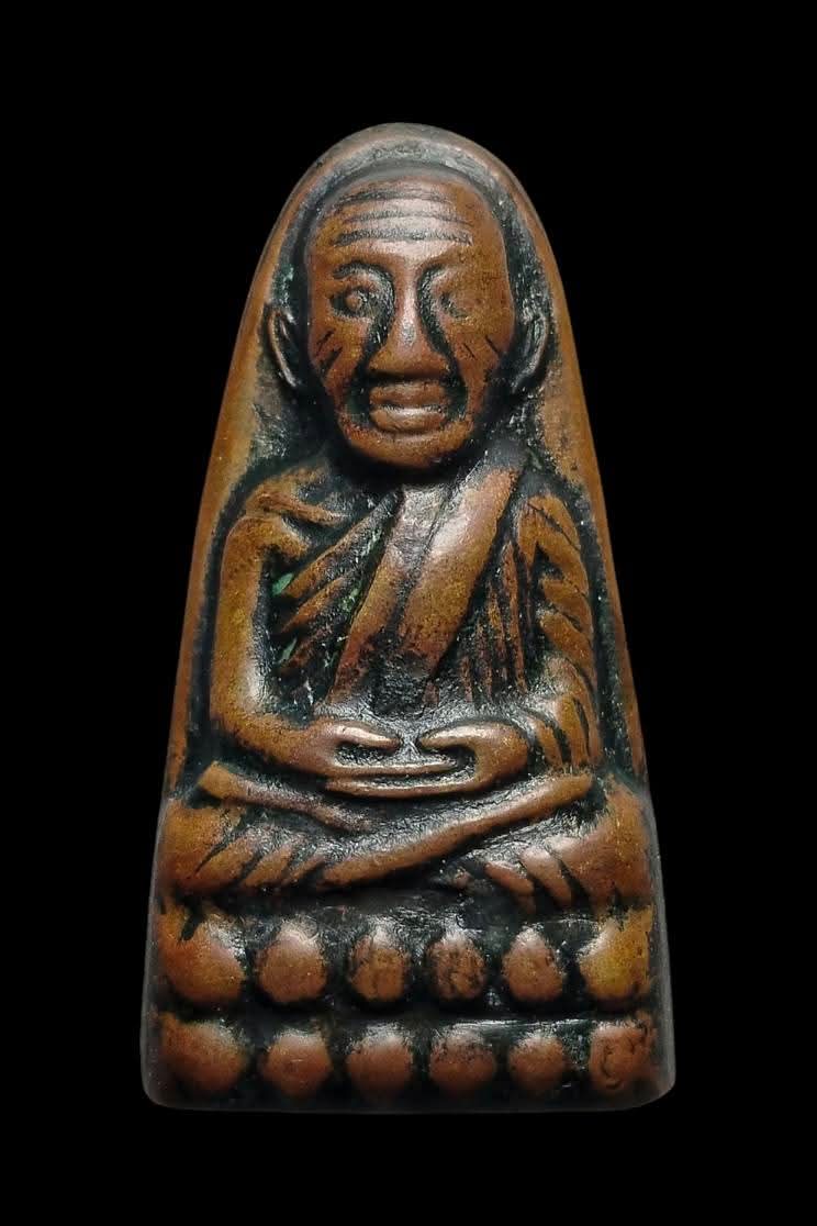 พระหลวงปู่ทวดหลังตัวหนังสือพิมพ์เล็ก เนื้อทองแดง ปี2508 (พิมพ์หน้าคล้ายวัดเอี่ยมวรนุช)