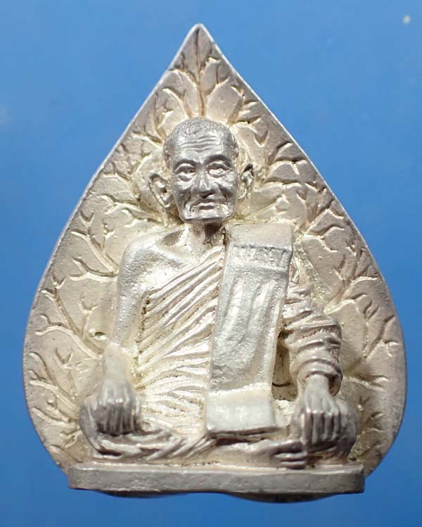 แชมป์ประเทศไทยครับ หลวงปู่คร่ำ วัดวังหว้า ระยอง รุ่นแรก เนื้อเงิน+บัตรรับรองพระแท้*6