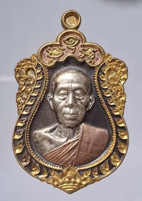 เหรียญเสมา๖รอบ หลวงพ่อคูณ วัดบัลลังก์ จ.นครราชสีมา ปี2566 เนื้อสามกษัตริย์ เลข115 กล่องเดิม