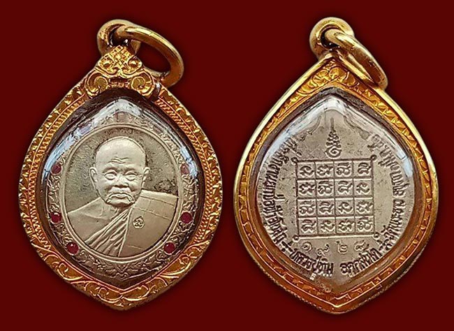 เหรียญยกช่อฟ้าพิมพ์เล็ก เนื้อเงินฝังทับทิม 9 เม็ด หลวงปู่ทิม วัดพระขาว อยุธยา เลี่ยมทองยกซุ้มปะหัวสิ