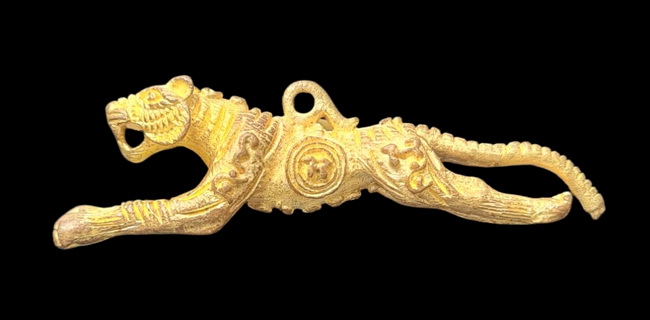 เคาะแรกแดง...เสือยันต์กลับ รุ่น ๗...เนื้อทองเหลือง พิมพ์เล็ก ...หลวงปู่แย้ม วัดตะเคียน จ.นนทบุรี