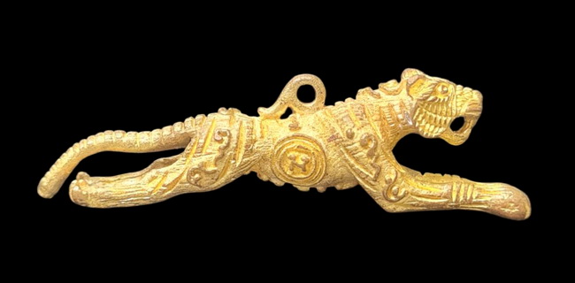 เคาะแรกแดง...เสือยันต์กลับ รุ่น ๗...เนื้อทองเหลือง พิมพ์เล็ก ...หลวงปู่แย้ม วัดตะเคียน จ.นนทบุรี