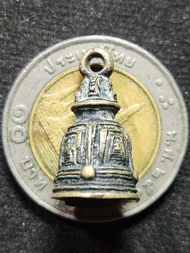 วัดระฆังโฆสิตาราม กรุงเทพฯ รูปหล่อระฆัง ก้นอุดกริ่งภายใน สมเด็จพุฒาจารย์ (โต พรหมรังษี)  ปี 2520 หลว