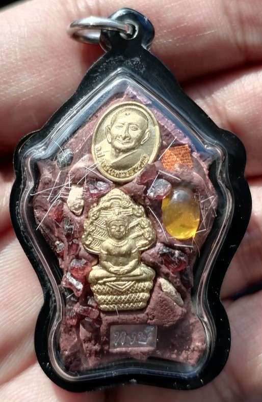พระขุนแผนหน้าเขมรไม้งิ้วดำแกะ หลวงปู่หงษ์ พรหมปัญโญ วัดเพชรบุรี จ.สุรินทร์ หลังอุดมวลสารฯลฯ เคาะเดีย