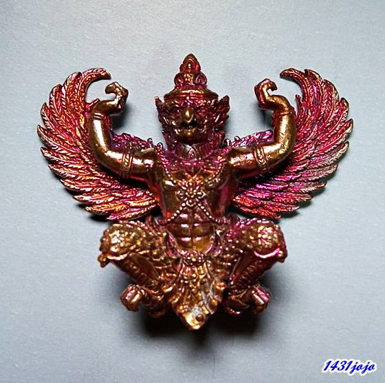 พญาครุฑ พ่อท่านเขียว วัดห้วยเงาะ จ.ปัตตานี รุ่นกิตติคุโณ 90 เนื้อสัมฤทธิ์ผิวรุ้ง เบอร์ 1072 สวยๆพร้อ