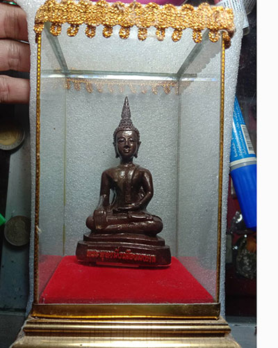 พระพุทธมิ่งเมืองมงคล วัดกลางมิ่งเมือง อ.เมือง จ.ร้อยเอ็ด ปี ๖๐ หน้าตัก 2 นิ้ว พร้อมกระจกครอบ