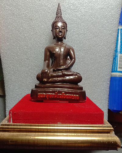 พระพุทธมิ่งเมืองมงคล วัดกลางมิ่งเมือง อ.เมือง จ.ร้อยเอ็ด ปี ๖๐ หน้าตัก 2 นิ้ว พร้อมกระจกครอบ