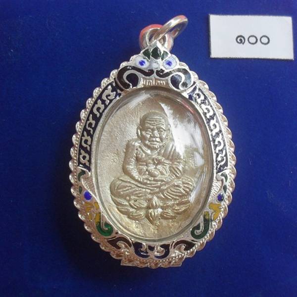 หลวงปู่ทวดพิมพ์เปิดโลก รุ่นโภคทรัพย์ หลวงพ่อคูณอธิฐานจิด เนื้อเงิน หมายเลข ๑๐๐ พร้อมกล่อง