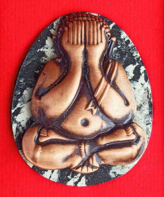 พระปิดตา หลวงพ่อพัฒน์ วัดห้วยด้วน เนื้อผงลาวาหน้ากากทองแดงซาติน หมายเลข ๕๕๐ พร้อมกล่อง