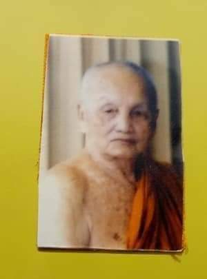 สมเด็จหลังรูปถ่าย หลวงปู่จาม มหาปุญโญ วัดป่าวิเวกวัฒนาราม จ.มุกดาหาร ปี ๒๕๔๗ รุ่นมหามงคล ๙๕