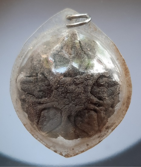 เมล็ดพระเจ้า๕พระองค์ เลี่ยมเก่าๆ ไม่ทราบที่