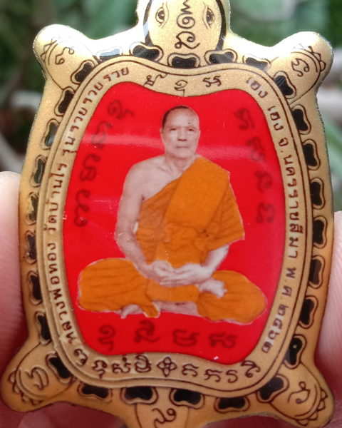 หลวงพ่อทอง สุทธสีโล ล็อคเก็ตรุ่นแรก ฉากแดง ตะกรุด3ดอก เลขตอง111