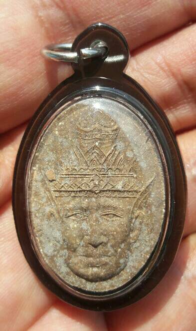 เศียรฤาษีพ่อแก่ หลวงปู่หงษ์ พรหมปัญโญ วัดเพชรบุรี จ.สุรินทร์ เนื้อผงผสมชานหมาก ปี 2537 เคาะเดียว