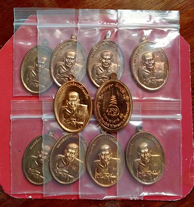 เหรียญหลวงปู่ทวด วัดช้างให้ ปี2555"รุ่นรวยมหาศาล"วัดไสกระดาน รุ่นแรก จ.เพชรบุรี 10องค์ สวยๆไม่มีกล่อ