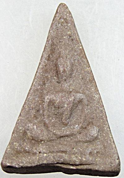 ๒๐ พระพิมพ์นางพญา เนื้อผงน้ำมัน