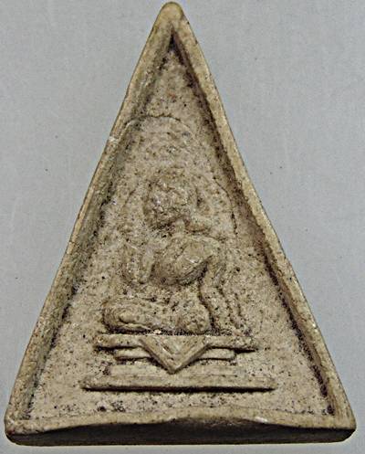 ๒๐ พระผงรูปเหมือนหลังนางกวัก