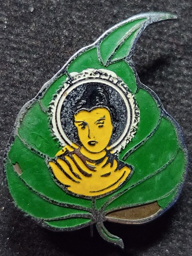 วัดป่าฯ ชลบุรี เข็มกลัดลงสี หลวงปู่เฮี้ยง  ปี 2501