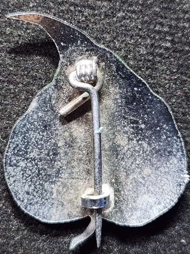 วัดป่าฯ ชลบุรี เข็มกลัดลงสี หลวงปู่เฮี้ยง  ปี 2501