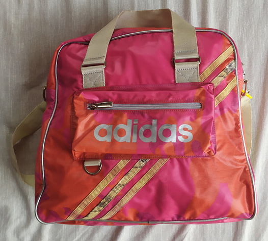 N กระเป๋า ADIDAS ของแท้ สวยๆ จะใช้ไปเล่นกีฬาหรือใช้เที่ยวเดินทาง สะดวกได้ทั้งหิ้วทั้งสะพาย