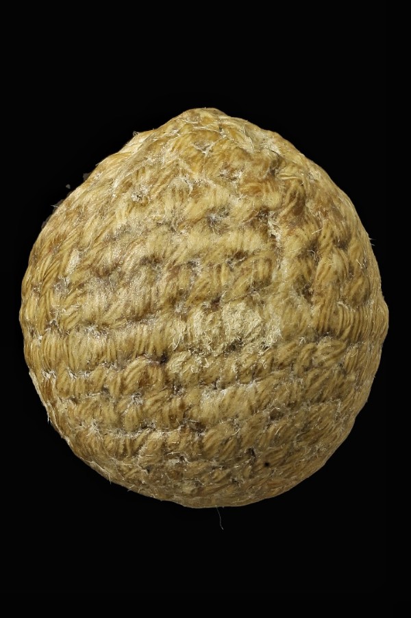 ลูกอมถักเชือกเก่า หูเชือกขาด ขนาดเหรียญ ๒ บาท