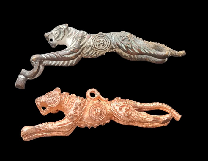 เคาะแรกแดง...เสือยันต์กลับ รุ่น ๖ + รุ่น ๗...พิมพ์เล็ก ๒ ตัว ...หลวงปู่แย้ม วัดตะเคียน จ.นนทบุรี